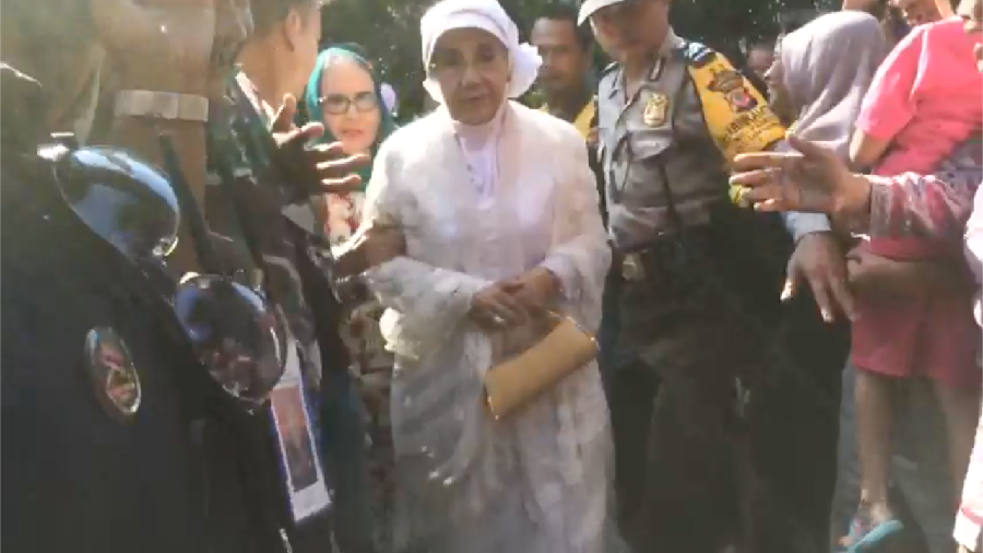 Tiba di Masjid Keraton, Nani Widjaja Hampir Terjatuh