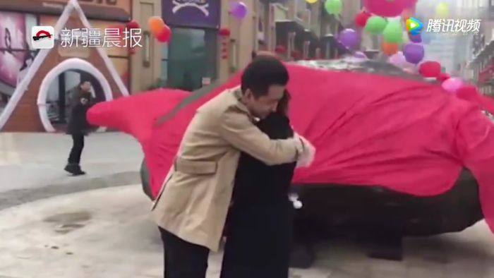 Wow! Pria Ini Lamar Kekasihnya dengan Batu Meteor 33 Ton