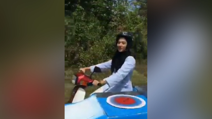 Viral! Gadis Cantik Jualan Es Krim Demi Ayah
