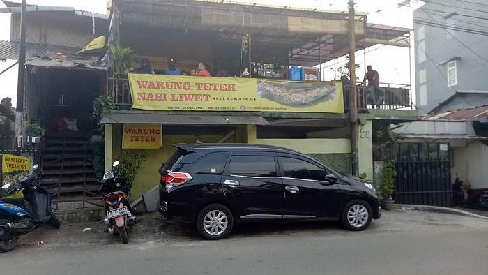 Nikmatnya Ramai-ramai Menyantap Nasi Liwet Beralas Daun