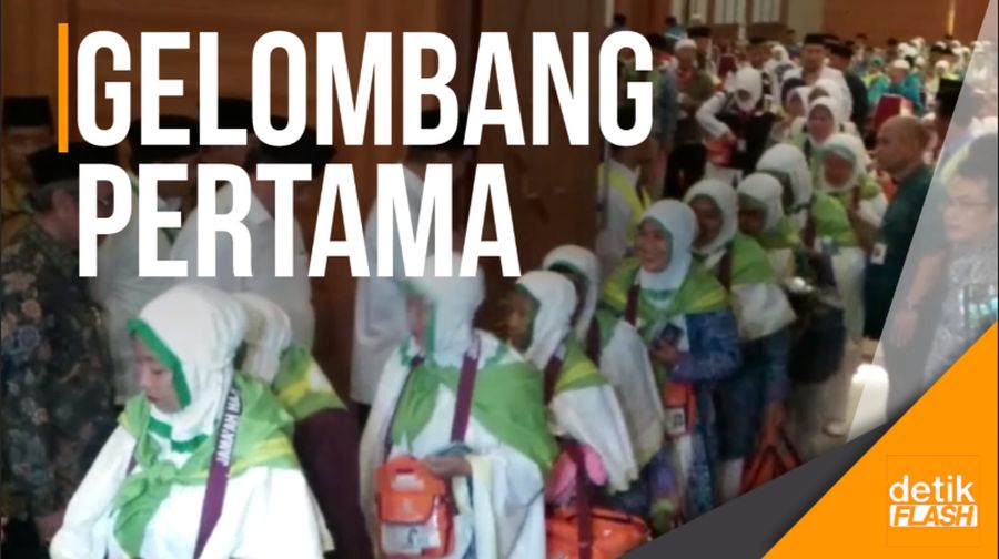 386 Jemaah Calon Haji Kloter Pertama Embarkasi Jakarta Diberangkatkan 