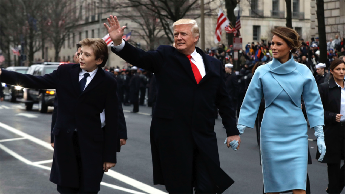 Viral! Video Barron Trump Tepis Tangan Melania Trump