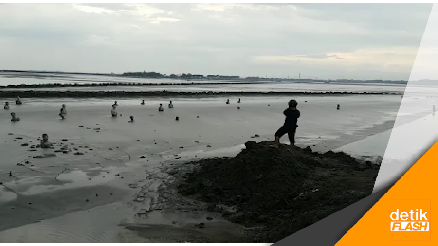 Mengais Rezeki di Danau Lumpur Lapindo
