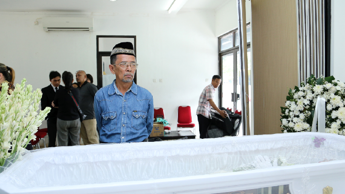 Sang Ayah Mandikan Jenazah Yana Zein dengan Detergen