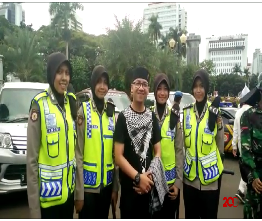 Indahnya Saat Peserta Aksi Foto Bareng Petugas Keamanan