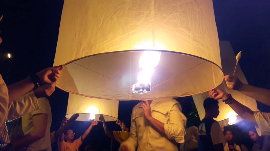 Begini Cara Menerbangkan Lampion Perayaan Waisak