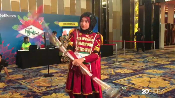 Hijaber ini Menunjukkan Bakat dengan Atraksi Mayoret 