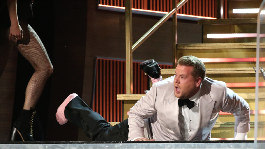 Terjatuh! James Corden Tampil Jenaka di Grammy 2017