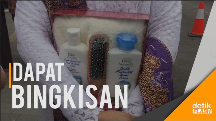 Teman Pengajian Iriana Dapat Bingkisan Alat Mandi di Siraman Kahiyang