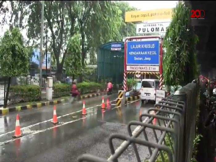 Banjir Bikin Pemotor Nekat Masuk Pintu Tol