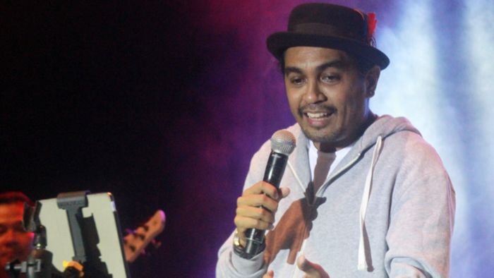 Video Glenn Fredly Nyanyi Salawat Tholaal Badru Jadi Viral