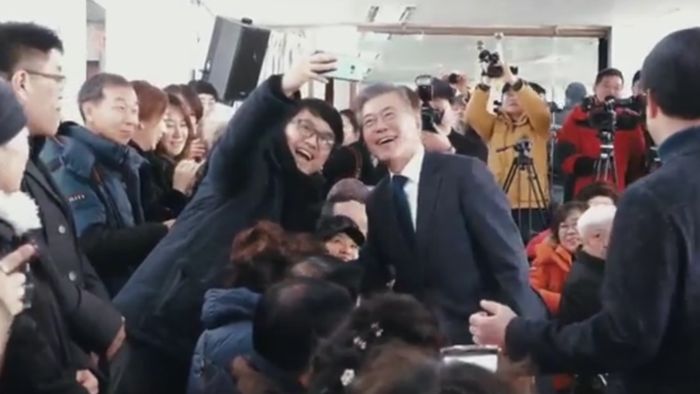 Cara Unik Capres Korsel Moon Jae-in dalam Mencari Dukungan