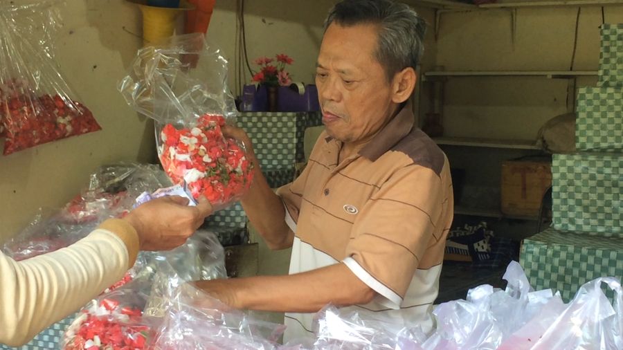 Ada Makam Jupe, Penjual Bunga Mengaku Untung