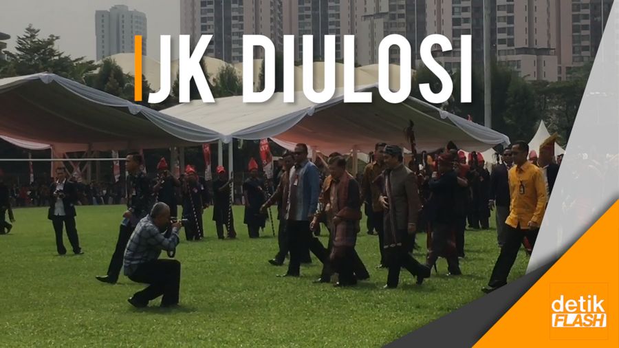 Hadir di Pesta Bolon Simbolon, JK Dapat Kain Ulos