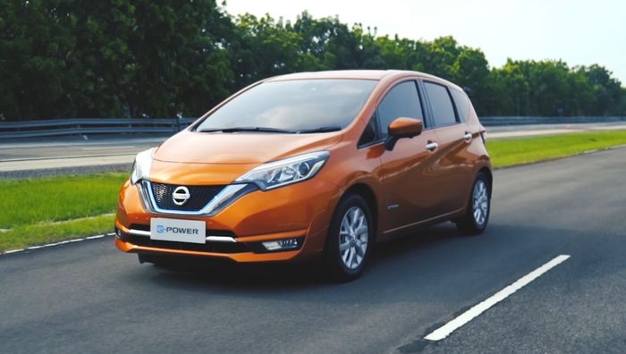 Mobil Listrik ini Menggunakan Bensin untuk Pengisian Daya
