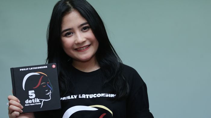 Prilly Latuconsina Mau Ajak Fans Kenal Sastra di Buku Puisinya