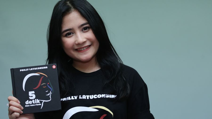 Prilly Latuconsina Mau Ajak Fans Kenal Sastra di Buku Puisinya