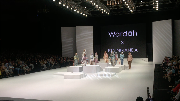 Ria Miranda Sajikan Busana Ready to Wear Bergaya 70-an di IFW 2017