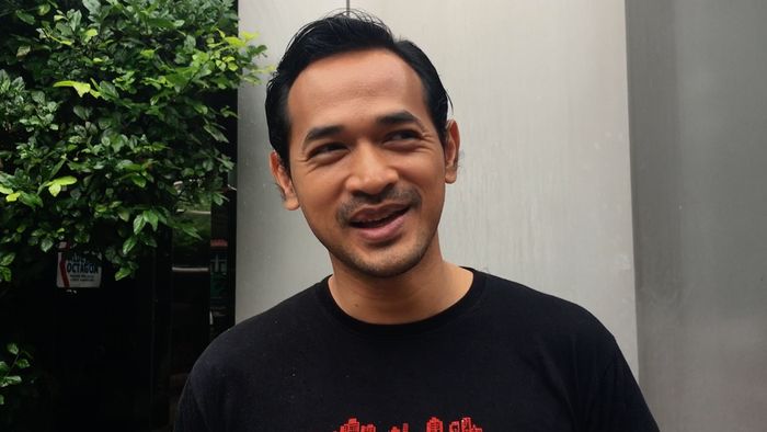 Oka Antara Syuting Bareng Penari Telanjang di Jakarta Undercover