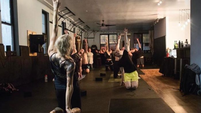Unik! Ada Kelas Yoga dengan Musik Metal