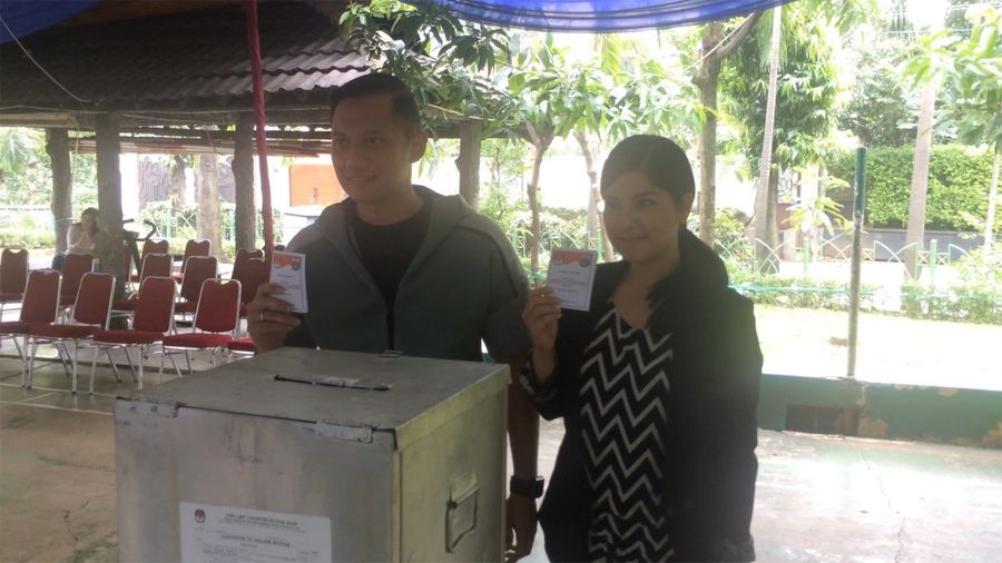 Tampil Cantik, Annisa Pohan Dampingi Agus Nyoblos