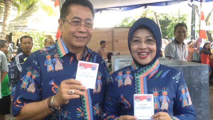 Mpok Sylvi Nyoblos Ditemani Keluarga