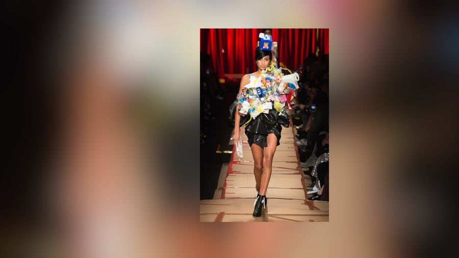 Moschino Bawa Sampah ke Milan Fashion Week 2017