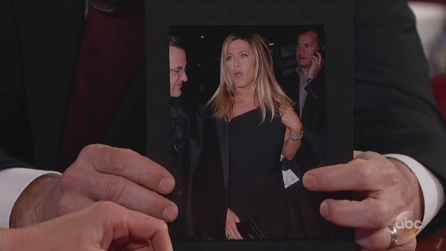 Malunya Jennifer Aniston Pakai Baju Baru yang Masih Ada Tag Harganya Malunya Jennifer Aniston Pakai Baju Baru yang Masih Ada Tag Harganya