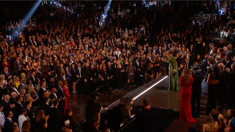 Ini Momen Adele Patahkan Piala Grammy untuk Beyonce