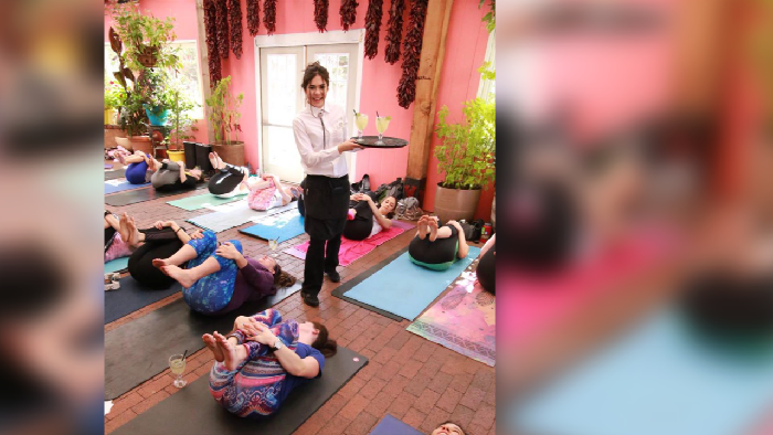 Yoga Sambil Minum Margarita dan Ditemani Babi