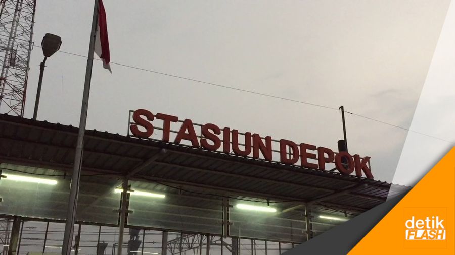 Berebut Jalan di Akses Stasiun Depok   