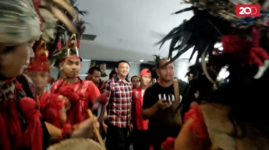 Datang ke Acara Bedah Buku, Ahok Disambut Tarian Minahasa
