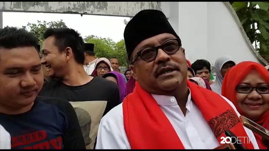 Rano-Embay Ziarah ke Makam Gubernur Pertama Banten