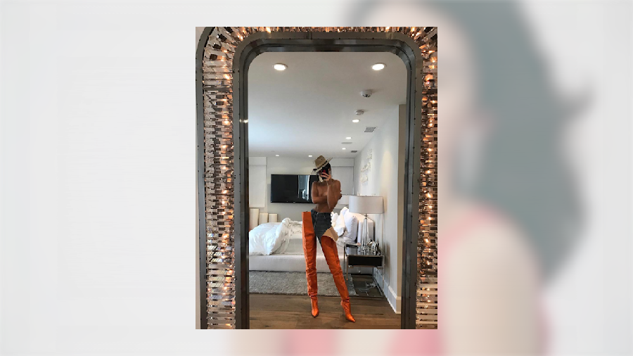 Heboh! Kendall Jenner Topless di Instagram