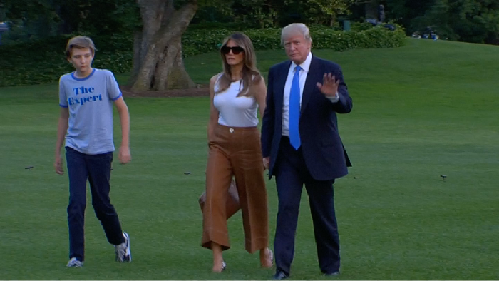 Pindah ke Gedung Putih, Melania Trump Tampil Chic