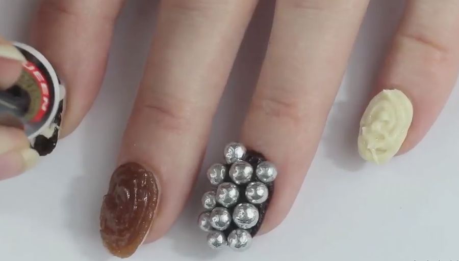 Wanita Ini Ciptakan Kreasi Nail Art dari Coklat