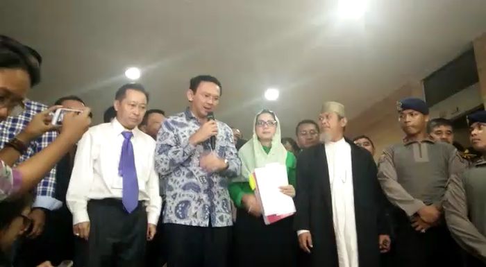 Setelah 15 Jam Sidang, Ahok Keluar Tak Banyak Cakap