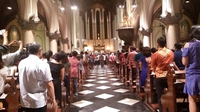 Jemaat Gereja Katedral Sambut Hangat Rombongan Kapolri  