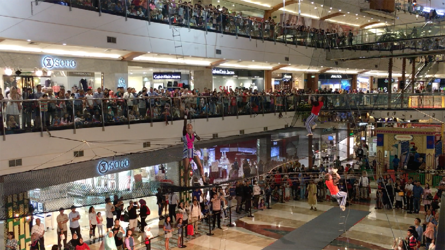 Ngeri Banget! Akrobat Ekstrem di Dalam Mall