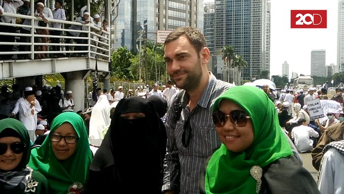 Saat Bule Laris Diajak Selfie Bareng Akhwat