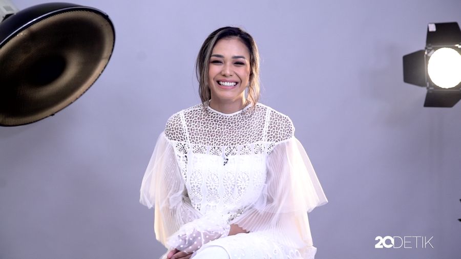 Fun Questions Bersama Adinia Wirasti