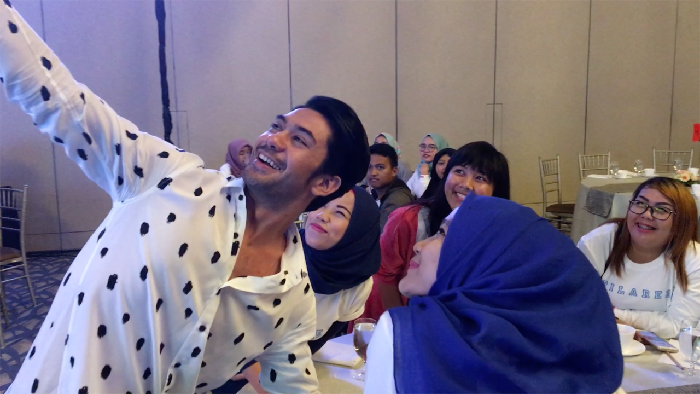Cerita Reza Rahadian Punya Keluarga Mayoritas Nasrani