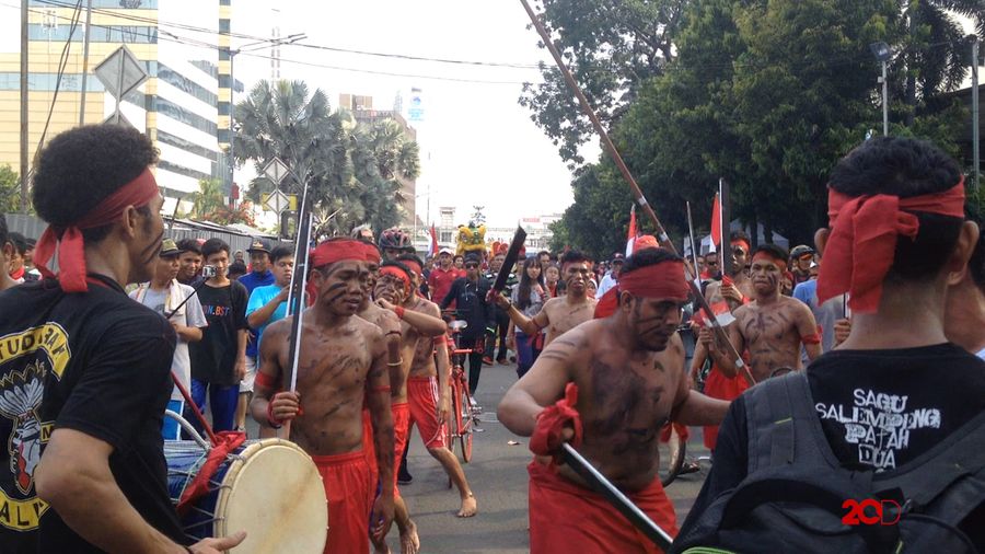 Menyebar Pesan Kedamaian dengan Karnaval