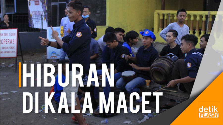 Musisi Dadakan Hibur Pemudik di Jalur Nagreg