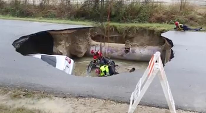 Evakuasi Mobil yang Terperosok Lubang Menganga di Texas