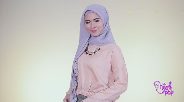 Tutorial: 3 Langkah Kreasikan Hijab Segi Empat