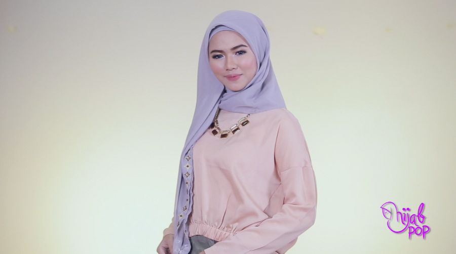 Tutorial: 3 Langkah Kreasikan Hijab Segi Empat