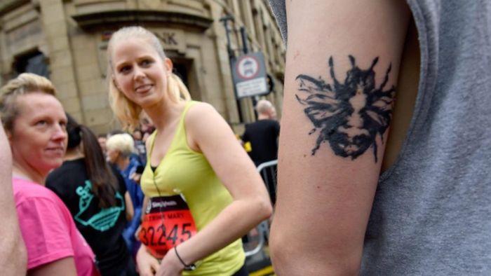Kenang Korban Ledakan Manchester, Ariana Grande Bikin Tato Lebah