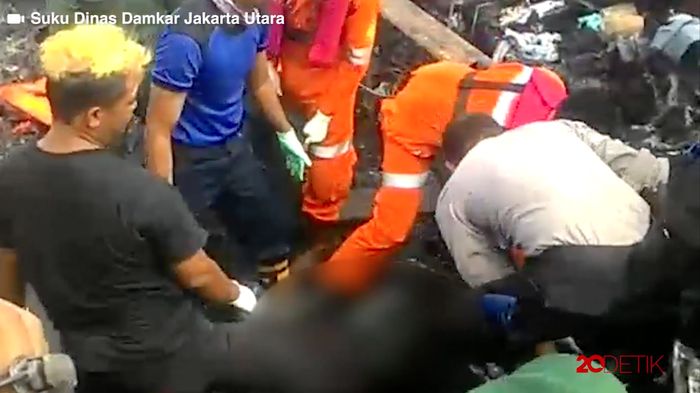 Melihat Proses Evakuasi Korban Kapal Terbakar