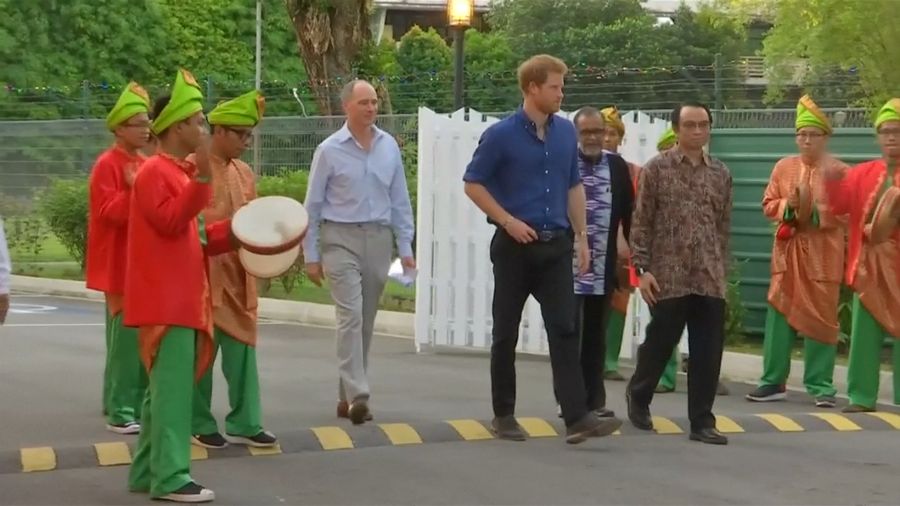Pangeran Harry Buka Puasa dengan Komunitas Muslim di Singapura